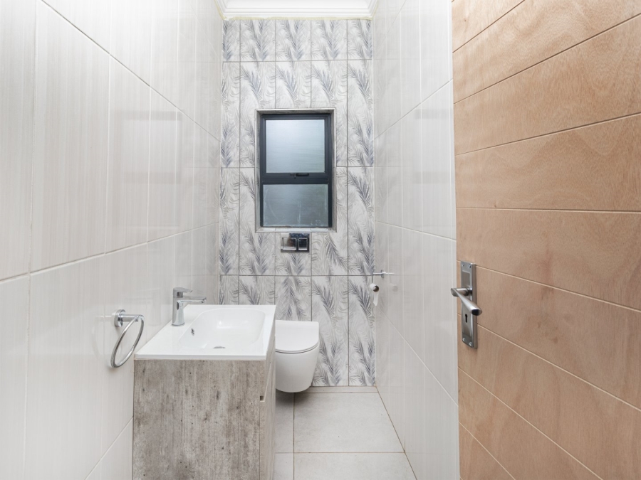 6 Bedroom Property for Sale in Gateway Manor North West